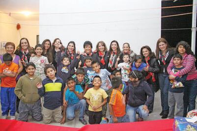 Damas CMIC llevan felicidad a pequeños