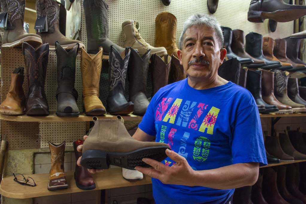 “Los Alejandros", el negocio tradicional que surte de calzado vaquero a los queretanos