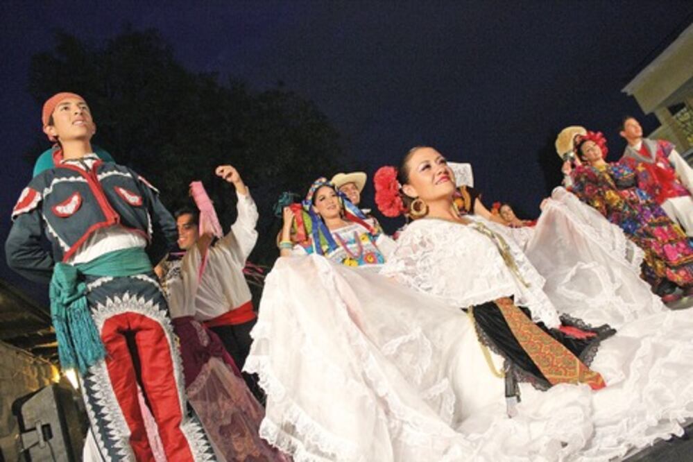 Niños y adultos al Ballet Folklórico
