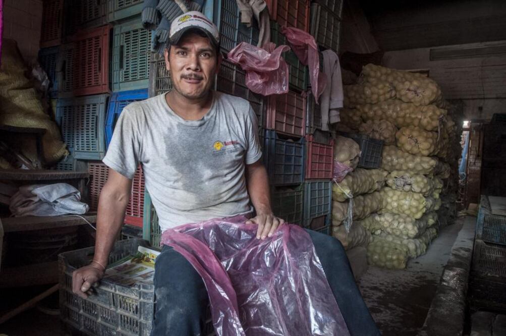 Salvador Ángeles Rojas trabaja en el mercado de abastos de Querétaro desde hace 25 años.