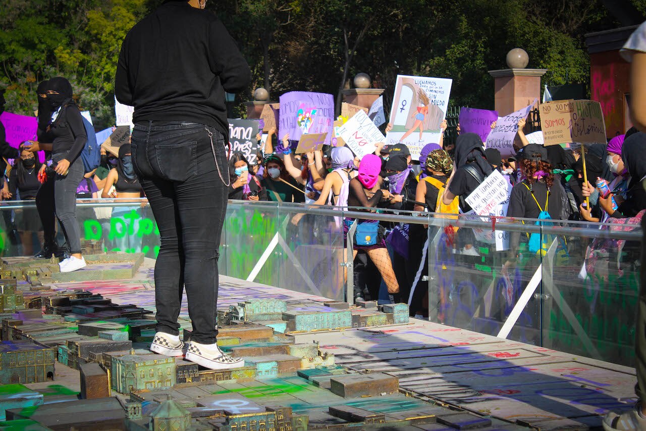 Detienen a cinco mujeres que realizaron pintas el 8 de marzo en Querétaro