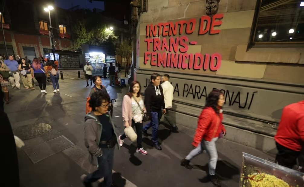 Colectivos trans cierran Eje Central y Avenida Hidalgo en protesta por el ataque a golpes a una de sus integrantes. Foto: Francisco Rodríguez/ EL UNIVERSAL