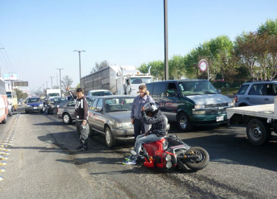 Derrapa motoneta entre agua y aceites