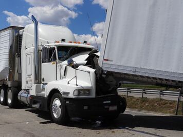Chocan tractocamiones en el Libramiento Noreste