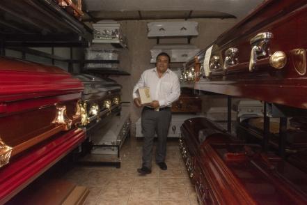 El trabajo que maquilla y viste a los que se van