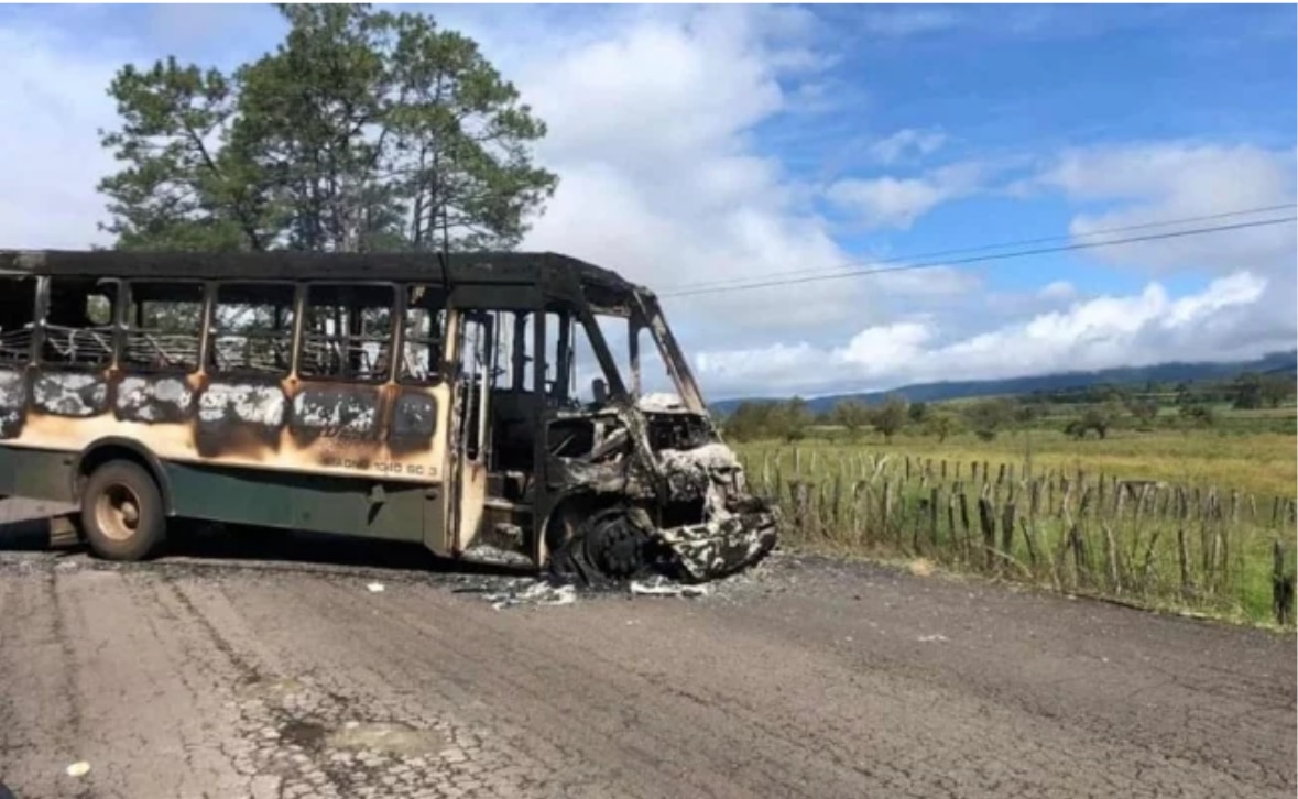 Los criminales también incendiaron un camión de pasajeros para obstruir el paso. Foto: Especial