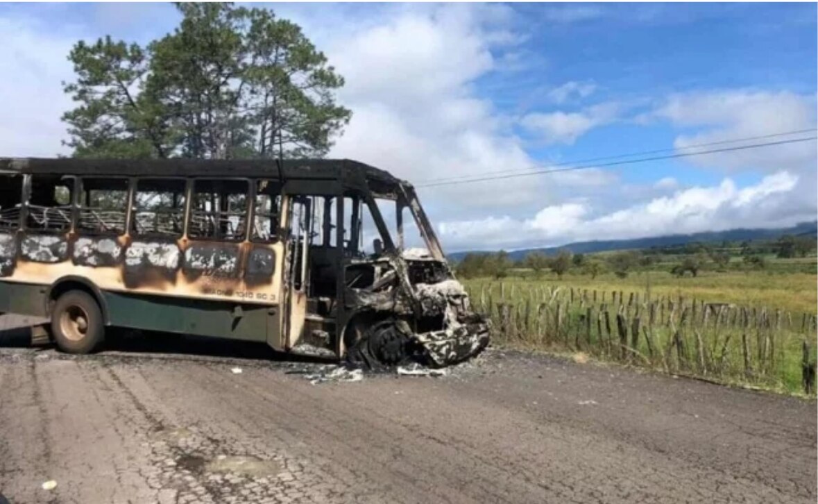 Grupos armados se enfrentan en Tocumbo, Michoacán