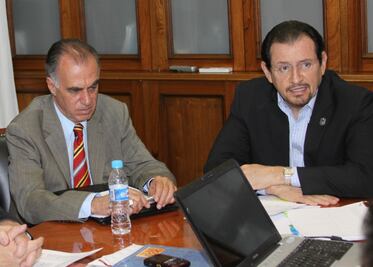 Realizan reunión de concesiones de taxi