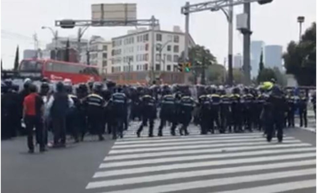 Riñen comerciantes de Tepito y policías sobre Reforma