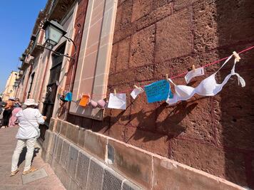 Cuelgan brasieres en Querétaro para visibilizar el trabajo no remunerado en los hogares 