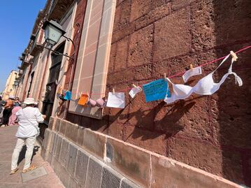 Cuelgan brasieres en Querétaro para visibilizar el trabajo no remunerado en los hogares