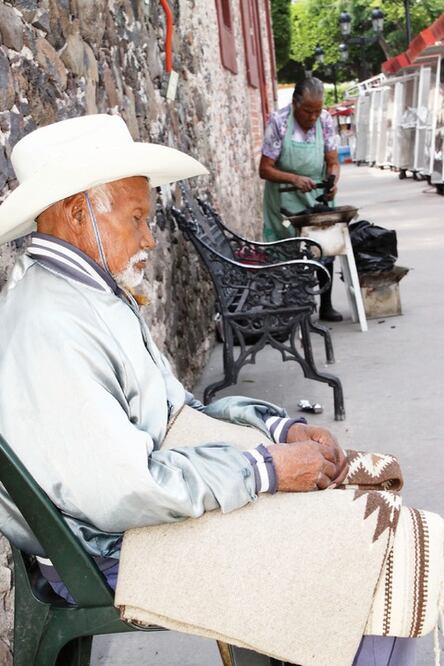 Entregan apoyos a adultos mayores