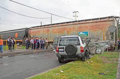 Camioneta se impacta con tren; hay 2 heridos 