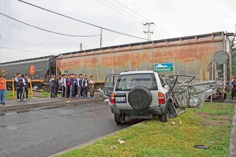 Camioneta se impacta con tren; hay 2 heridos