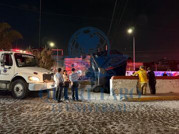 Camioneta de mensajería termina dentro de canal pluvial en la colonia Venceremos