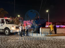 Camioneta de mensajería termina dentro de canal pluvial en la colonia Venceremos