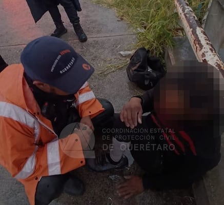 Hombre cae a canal pluvial durante lluvia en Querétaro; fue rescatado y trasladado a un hospital