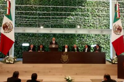 Entrega Calzada sexto y último informe a la LVII Legislatura