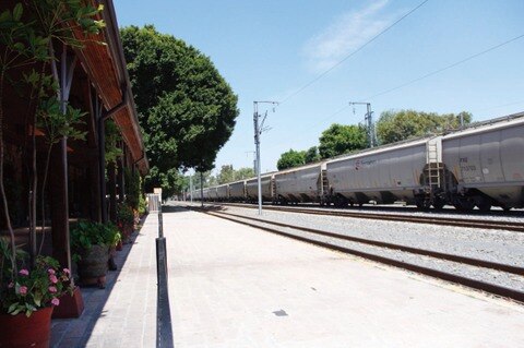 Ven a constructores capacitados para tren