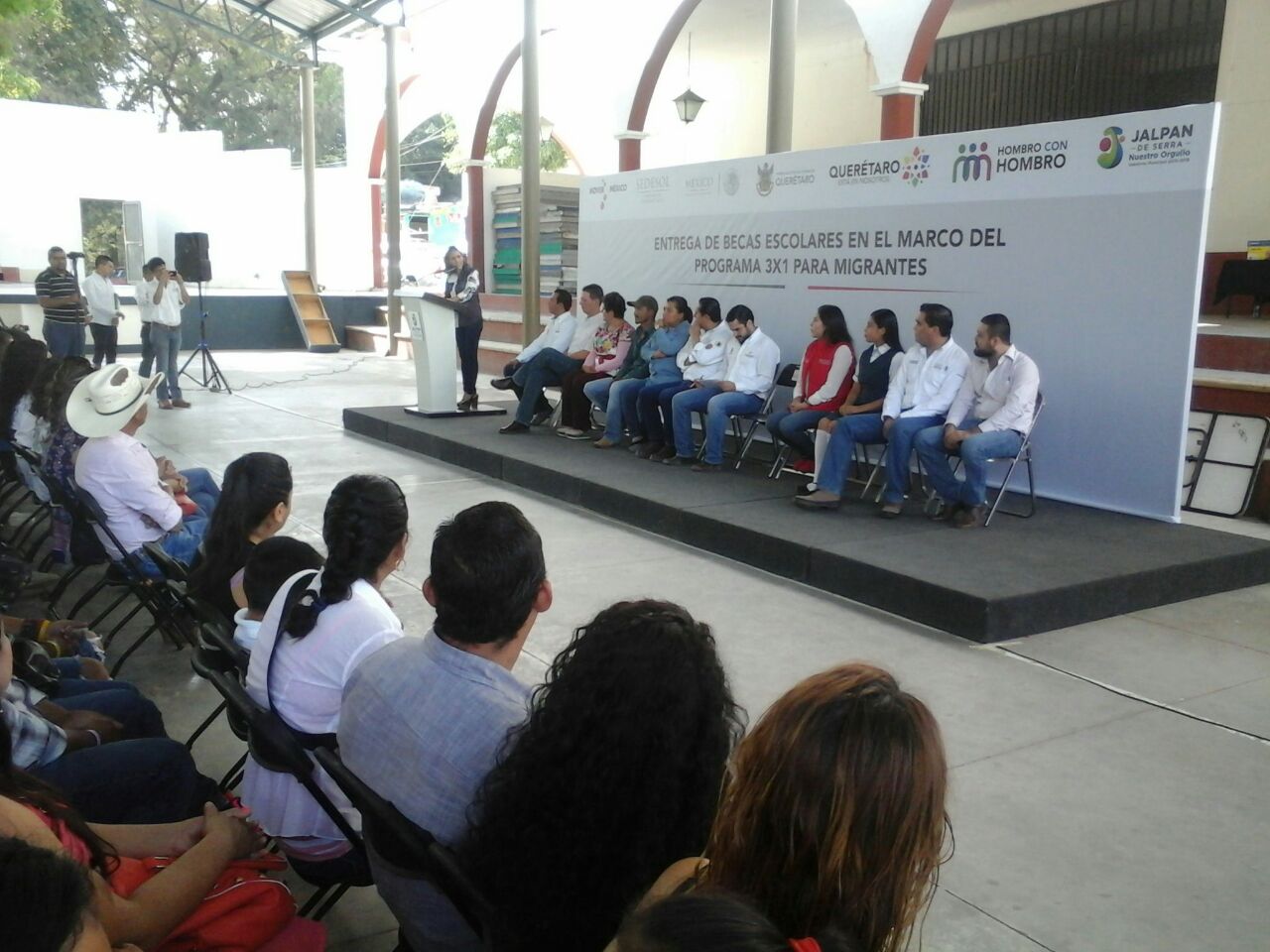 Sedesol entrega becas en la Sierra