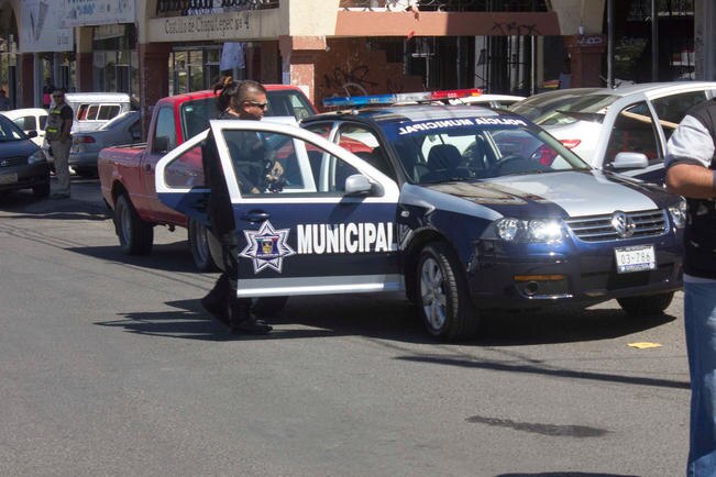 Sancionan a policías por golpear  a joven