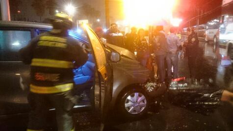 Lluvia ocasiona accidente en Av. 5 de Febrero
