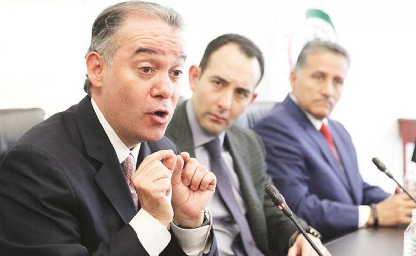 Raúl Cervantes presenta su renuncia a la PGR