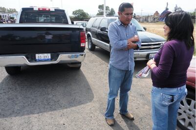 Rescatan a menores de interior de vehículo