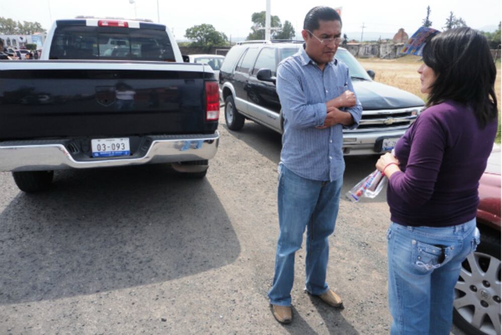 Rescatan a menores de interior de vehículo