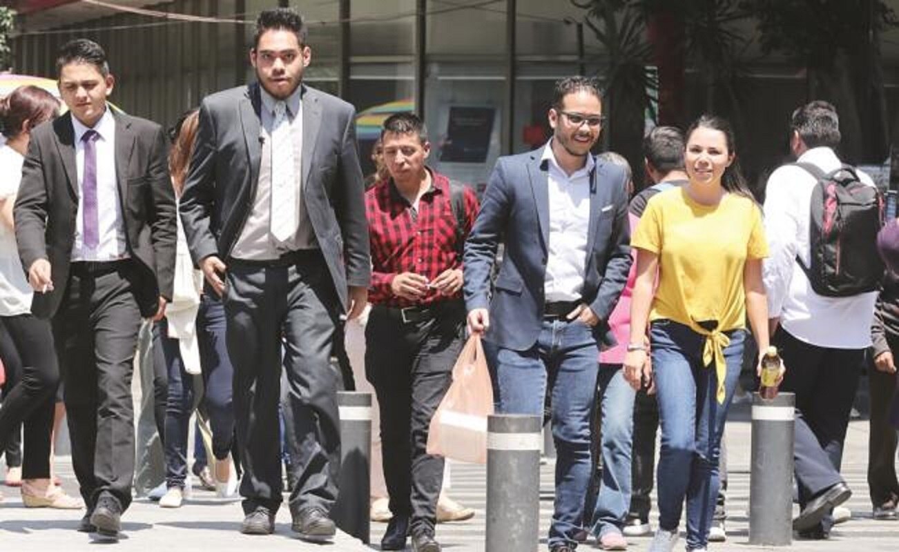 Especialistas advierten que los aspirantes envían promesas a los jóvenes mediante redes sociales, donde este sector se informa de sus propuestas de campaña.