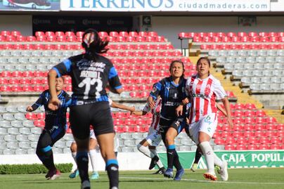 Gallitas dejan ir la victoria 