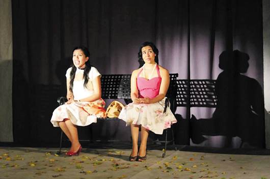 Dos mujeres invitan a la reflexión