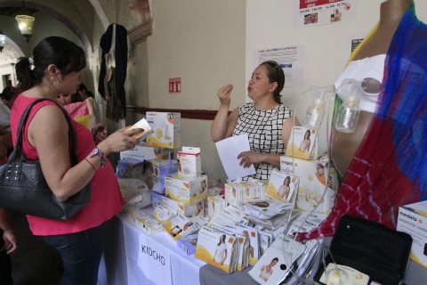 Investigan propiedades de la leche materna