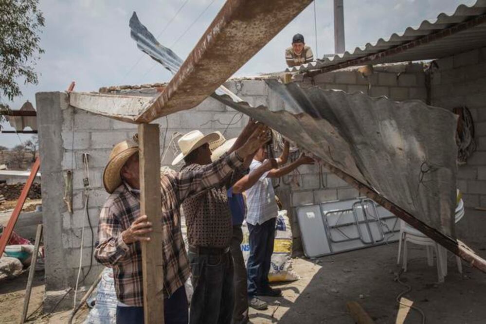 Cerca de 10 hombres ayudaron a J. Isabel Barrón a levantar su bodega, donde guardaba alimento para sus animales y algunas herramientas. (Fotos: DEMIAN CHÁVEZ)