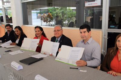 Firma UTEQ en favor de educación dual