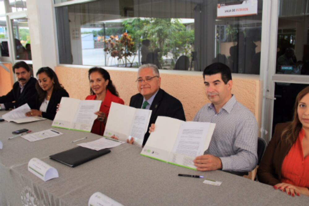 Firma UTEQ en favor de educación dual