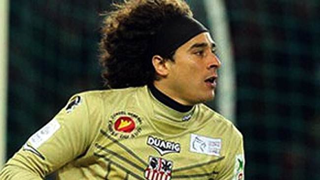 Memo Ochoa, doblete en L'Equipe