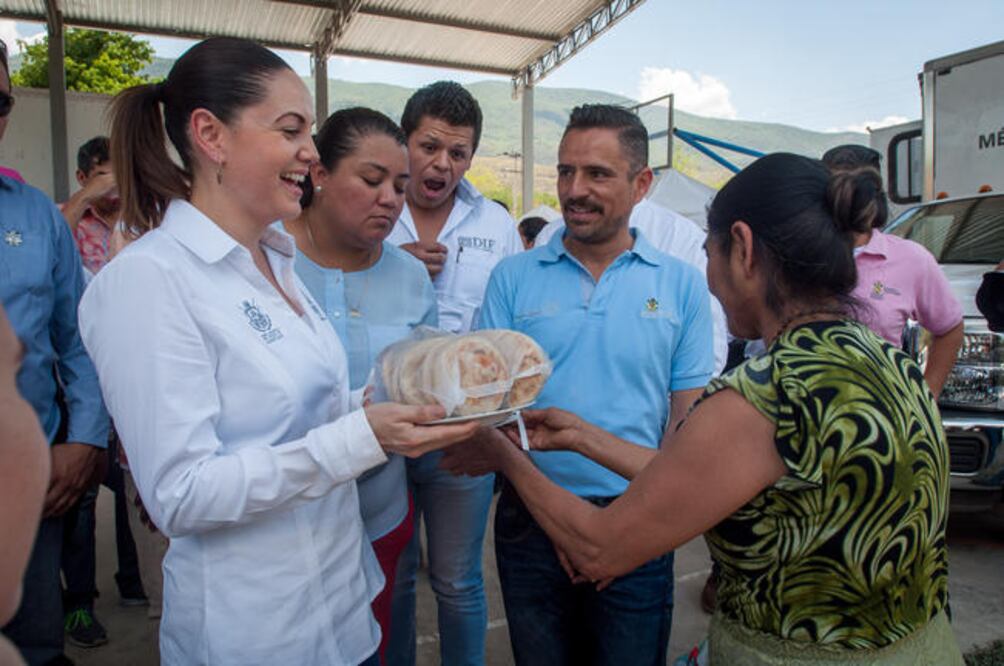 La presidenta del DIF, Karina Castro de Domínguez, entregó apoyos alimentarios, ayudas funcionales y viviendas. (RICARDO LUGO. EL UNIVERSAL)