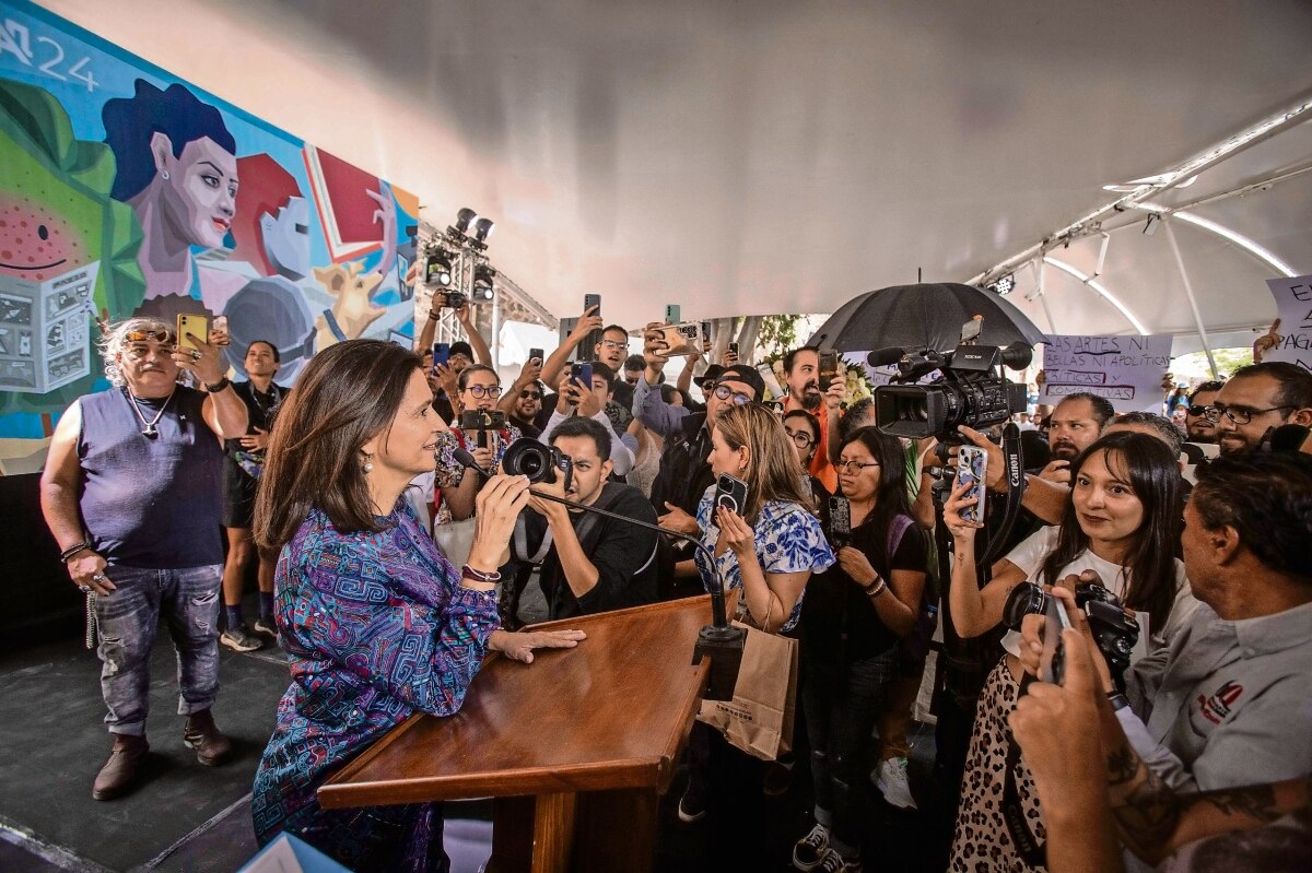 Protestas impiden inauguración de la FILMAQ; piden renuncia de Marcela Herbert