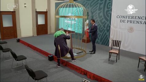 Brozo y Loret regresan con jaula de oro a “el show” de la mañanera de AMLO