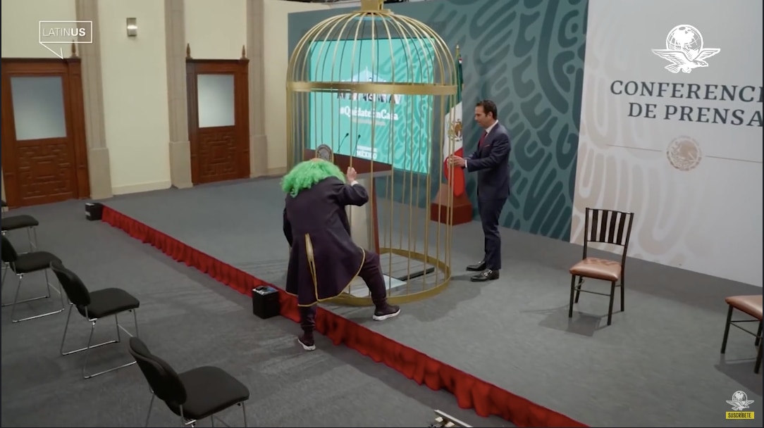 Brozo y Loret regresan con jaula de oro a “el show” de la mañanera de AMLO