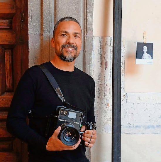 Atonatiuh Bracho mantiene viva la fotografía analógica