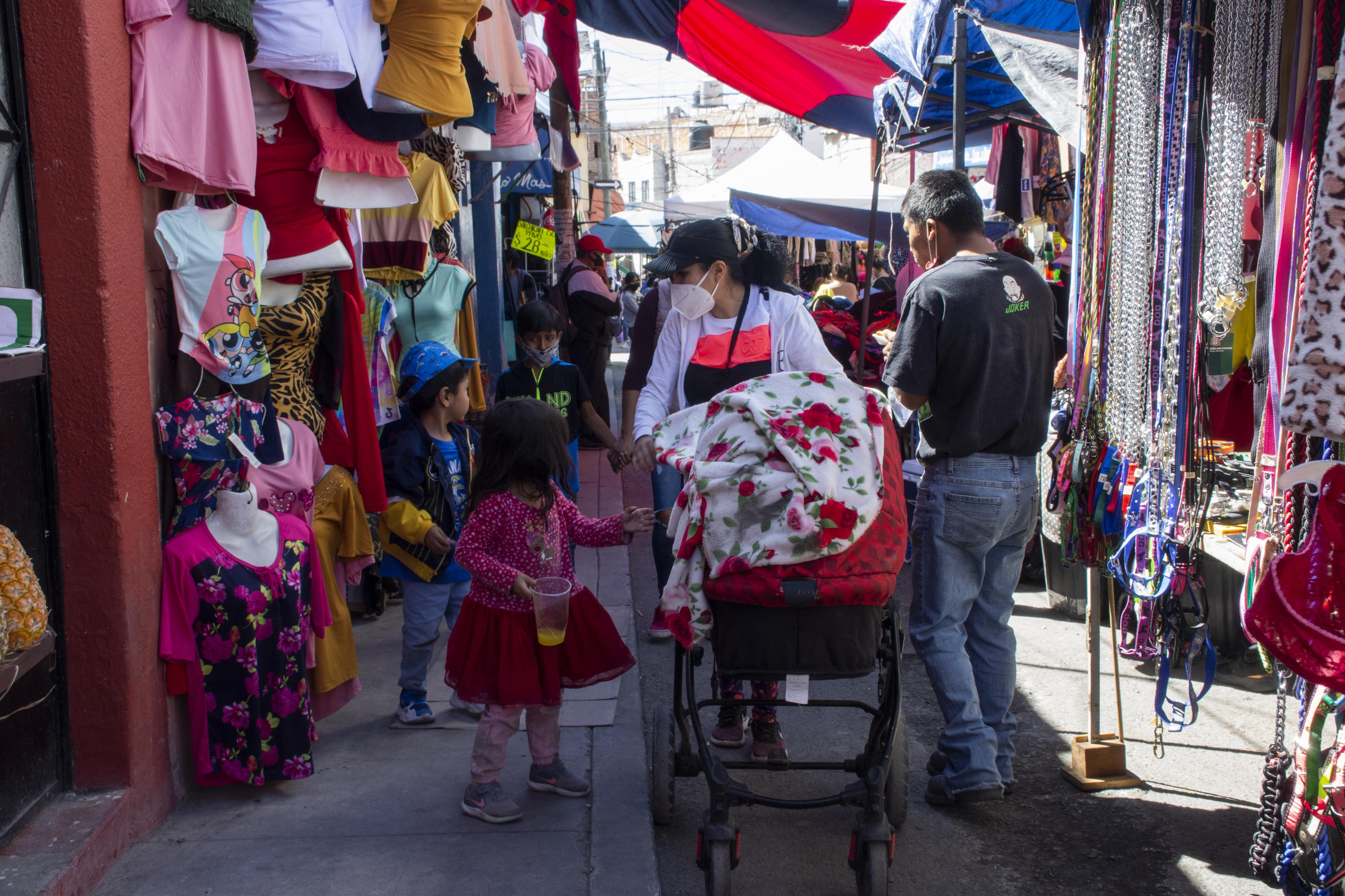 En tianguis del Tepe ya olvidaron la pandemia del Covid-19