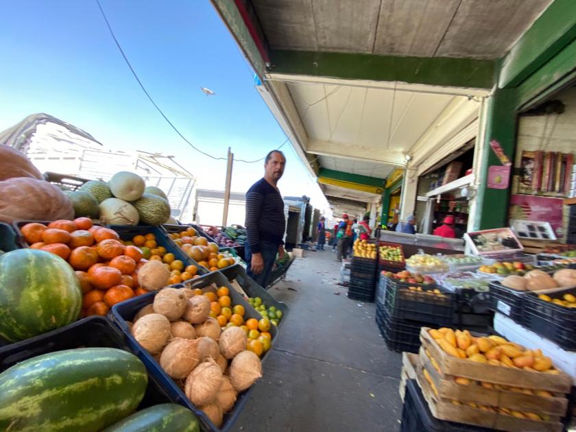 Como si no hubiera Covid-19; la vida sigue en el Mercado de Abastos