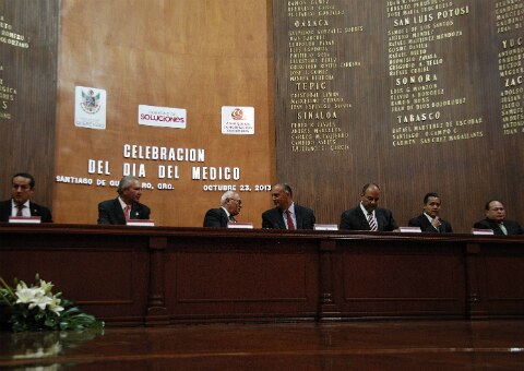 Reconocen a médicos 