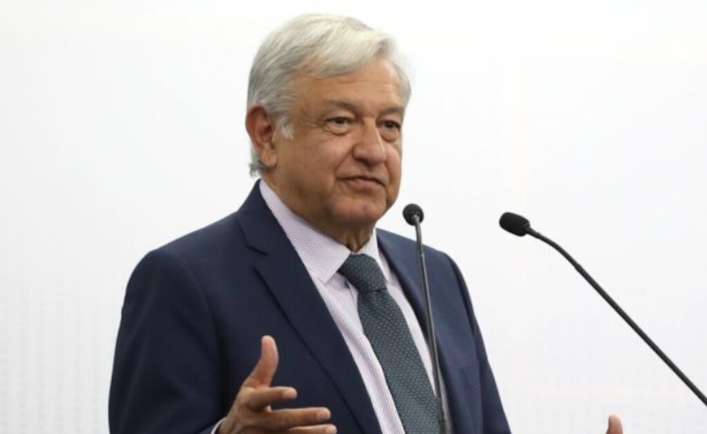 AMLO, el presidente que escribe sus libros y discursos a mano