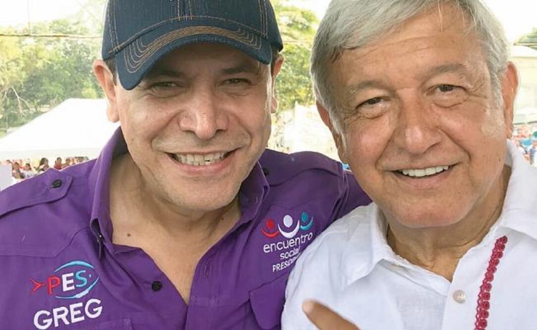 El aspirante presidencial Andrés Manuel López Obrador arropó al ex alcalde de Cancún, Gregorio Greg Sánch ez Martínez, quien fue detenido por presuntos vínculos con el crimen organizado, pero fue exonerado. (TOMADA DE TWITTER)