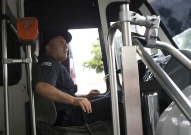 Policías estatales manejan camiones