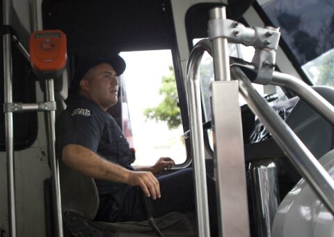 Policías estatales manejan camiones
