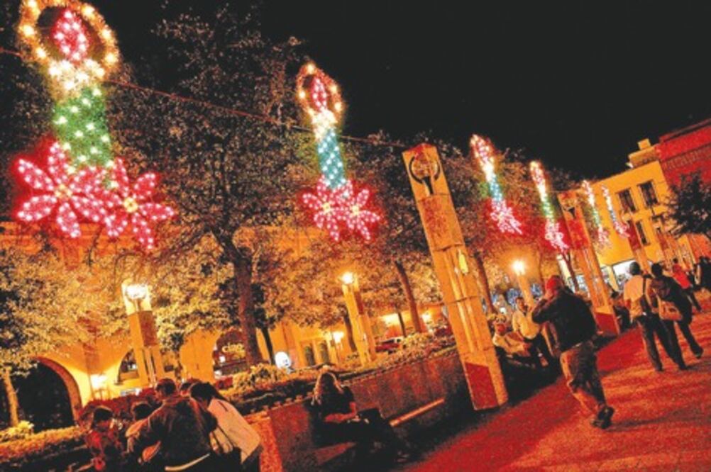 Inician decoración navideña en la capital